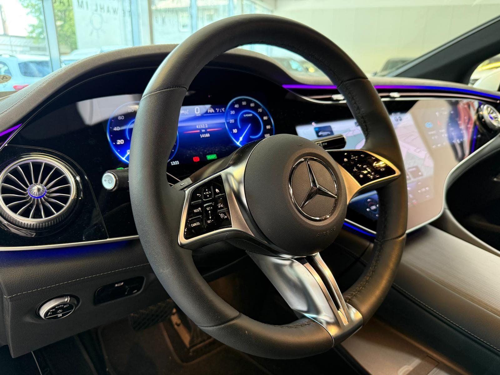 Fahrzeugabbildung Mercedes-Benz EQE 300 AIRMATIC+HUD+DISTR+AHK+BURMES+MEMORY+360