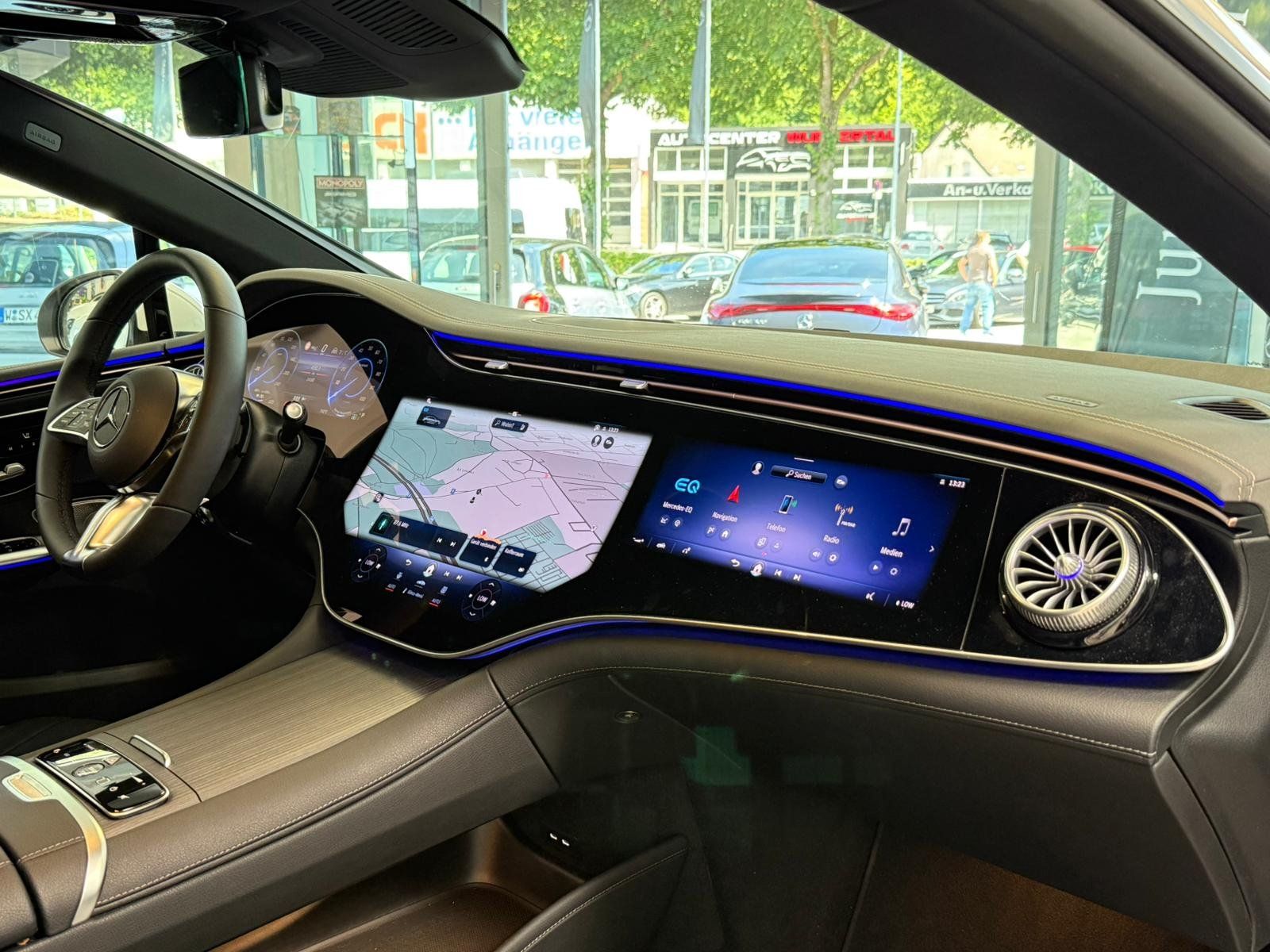 Fahrzeugabbildung Mercedes-Benz EQE 300 AIRMATIC+HUD+DISTR+AHK+BURMES+MEMORY+360