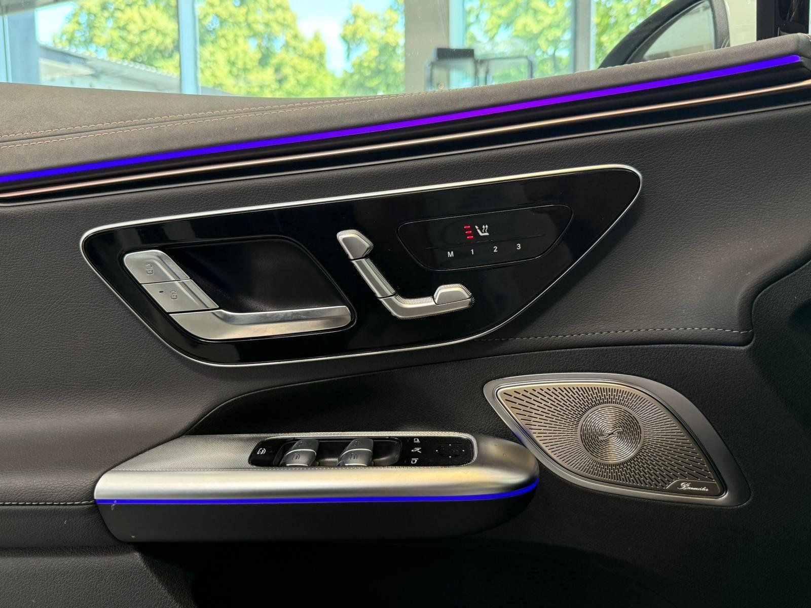 Fahrzeugabbildung Mercedes-Benz EQE 300 AIRMATIC+HUD+DISTR+AHK+BURMES+MEMORY+360