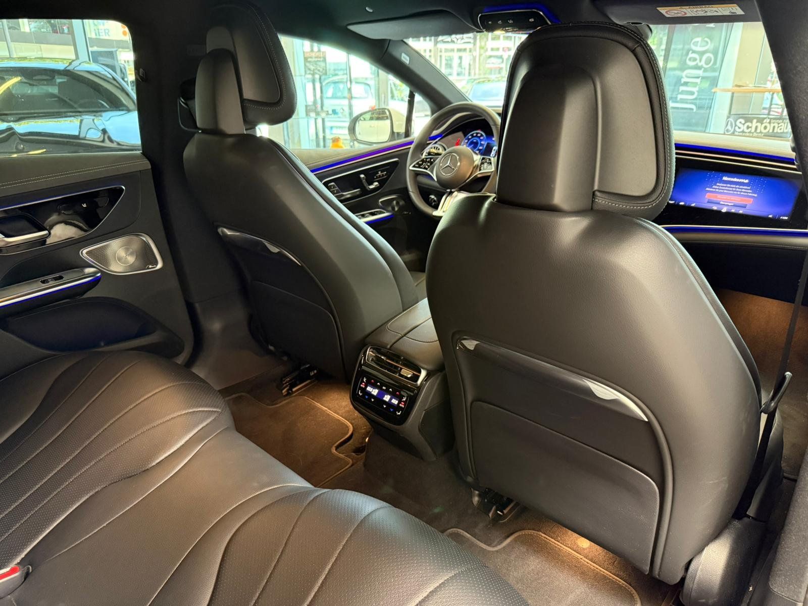 Fahrzeugabbildung Mercedes-Benz EQE 300 AIRMATIC+HUD+DISTR+AHK+BURMES+MEMORY+360