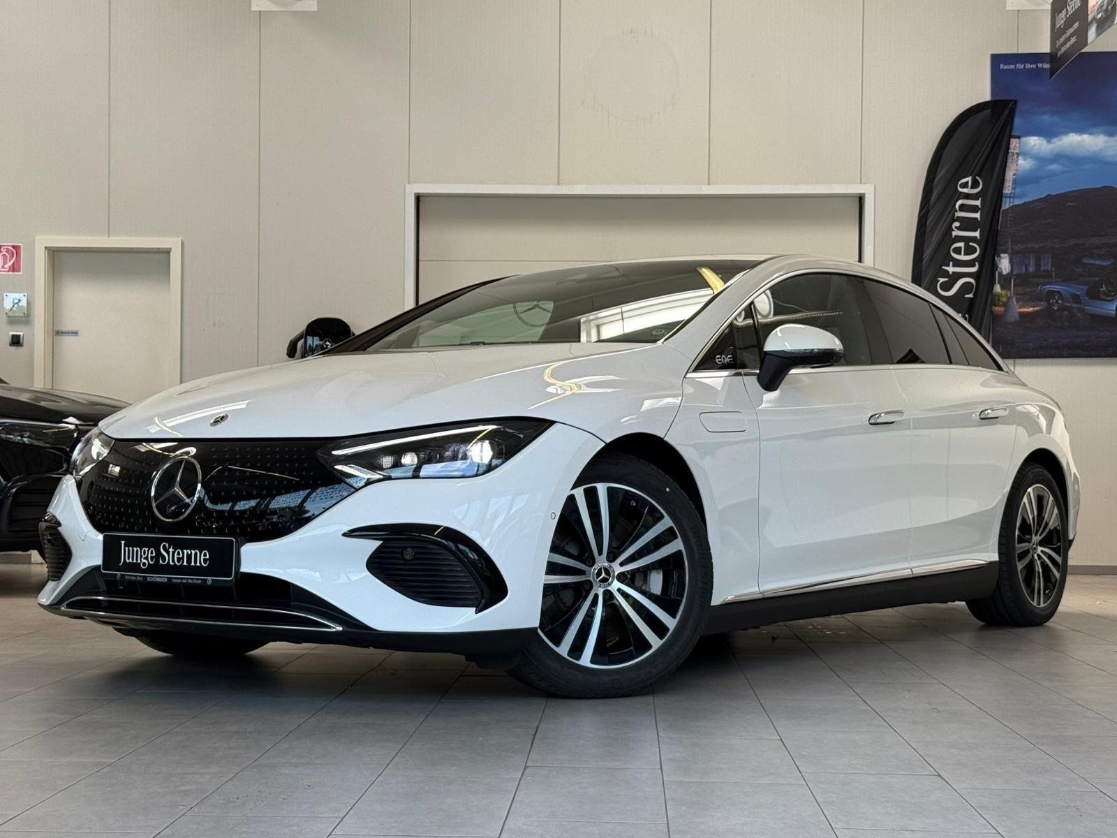Fahrzeugabbildung Mercedes-Benz EQE 300 AIRMATIC+HUD+DISTR+AHK+BURMES+MEMORY+360