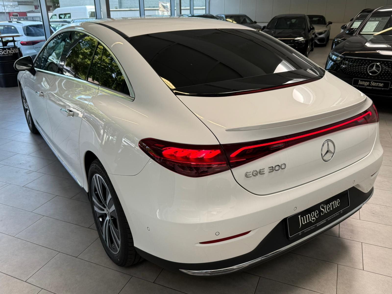 Fahrzeugabbildung Mercedes-Benz EQE 300 AIRMATIC+HUD+DISTR+AHK+BURMES+MEMORY+360