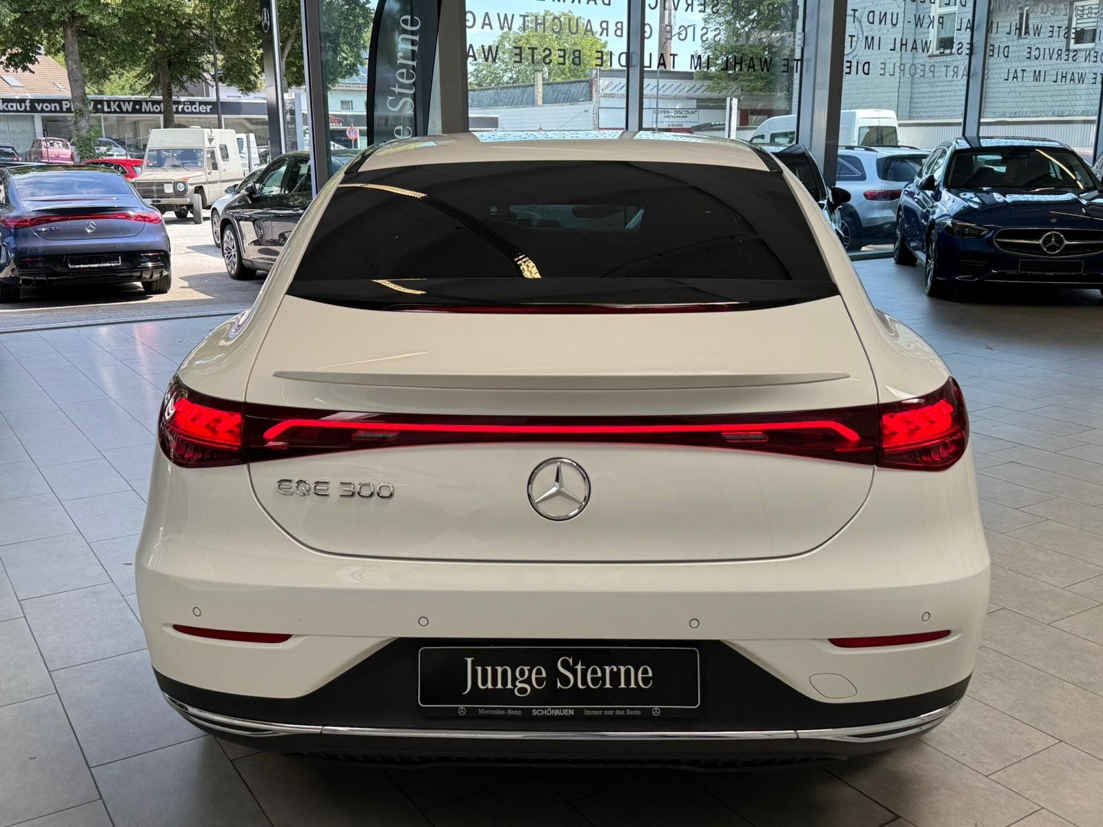Fahrzeugabbildung Mercedes-Benz EQE 300 AIRMATIC+HUD+DISTR+AHK+BURMES+MEMORY+360