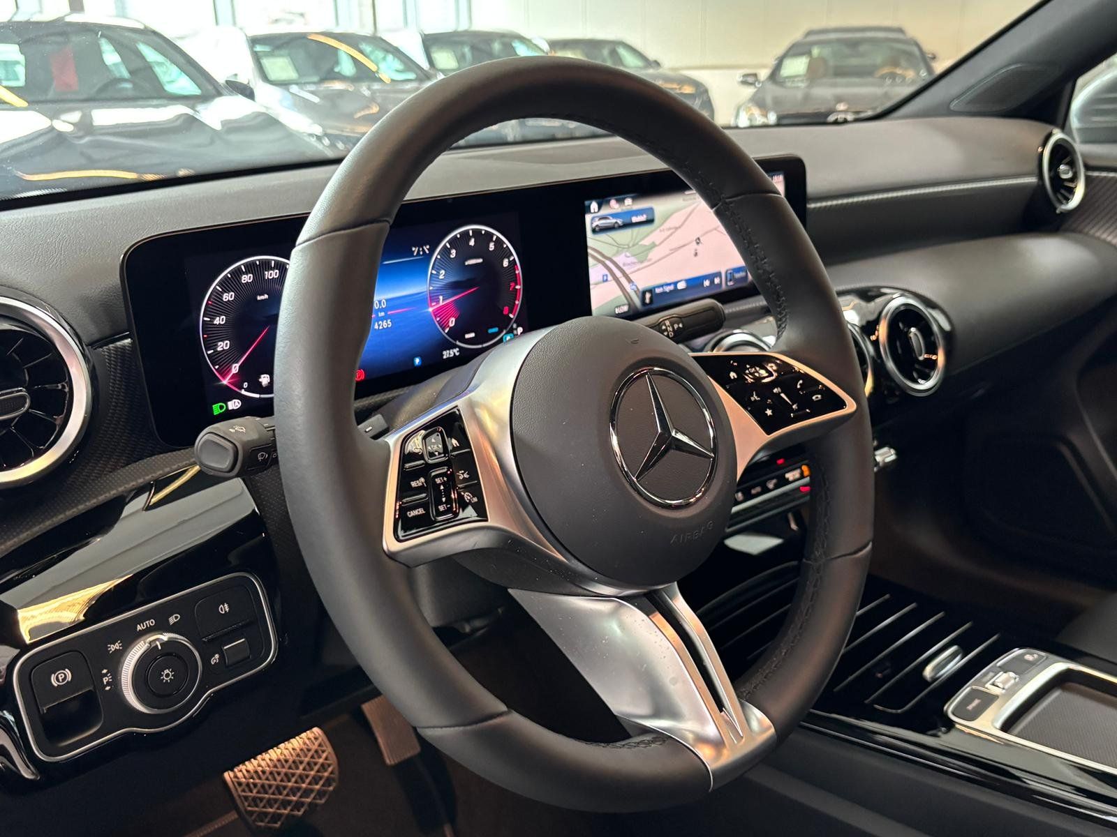 Fahrzeugabbildung Mercedes-Benz A 180 Progressive KAMERA+LED+CARPLAY+DAB+MBUX