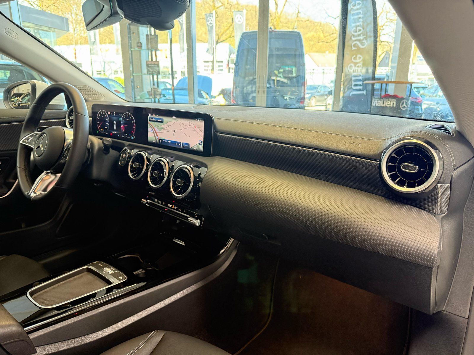 Fahrzeugabbildung Mercedes-Benz CLA 180 SB PROGRESSIVE ADV+CARPLAY+VZASSI+WINTER