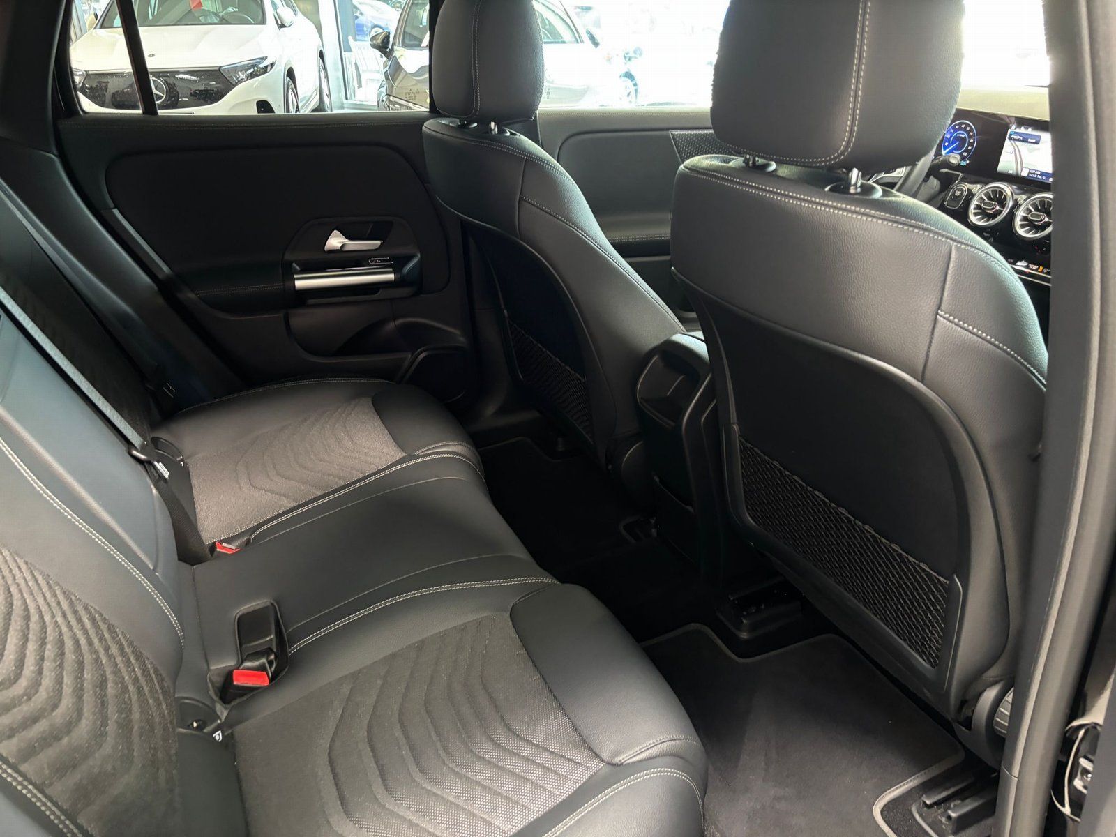 Fahrzeugabbildung Mercedes-Benz EQA 300 4M Progressive KAMERA+LED+TOTW+CARPLAY