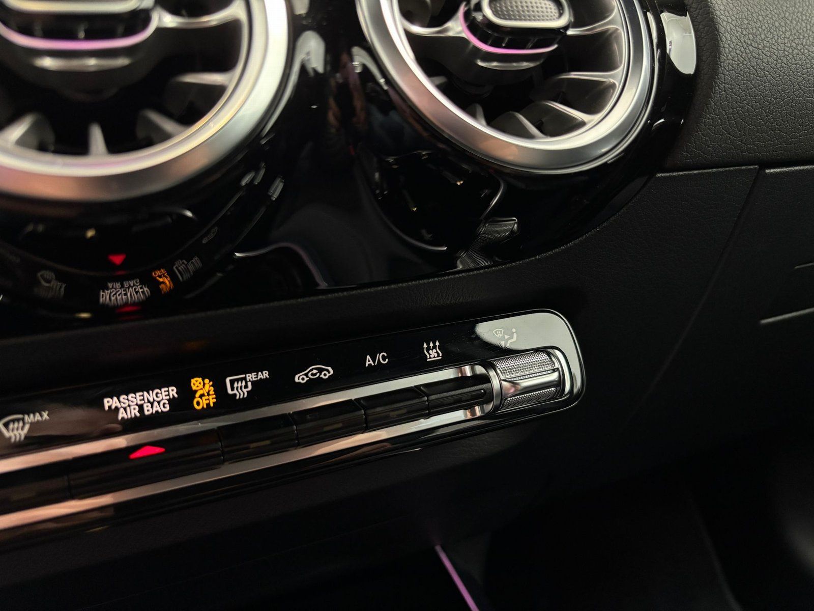 Fahrzeugabbildung Mercedes-Benz EQA 300 4M Progressive KAMERA+LED+TOTW+CARPLAY