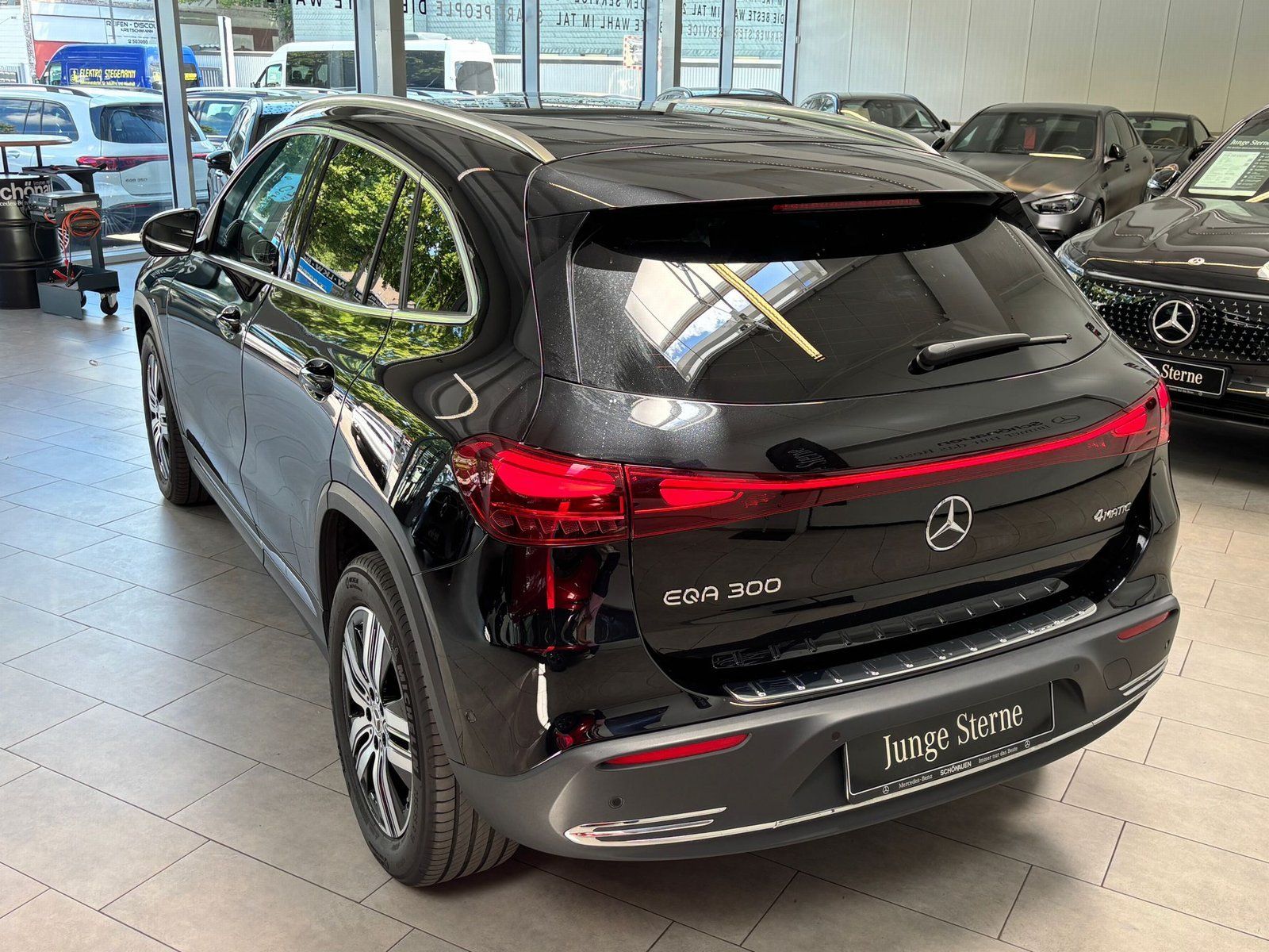 Fahrzeugabbildung Mercedes-Benz EQA 300 4M Progressive KAMERA+LED+TOTW+CARPLAY