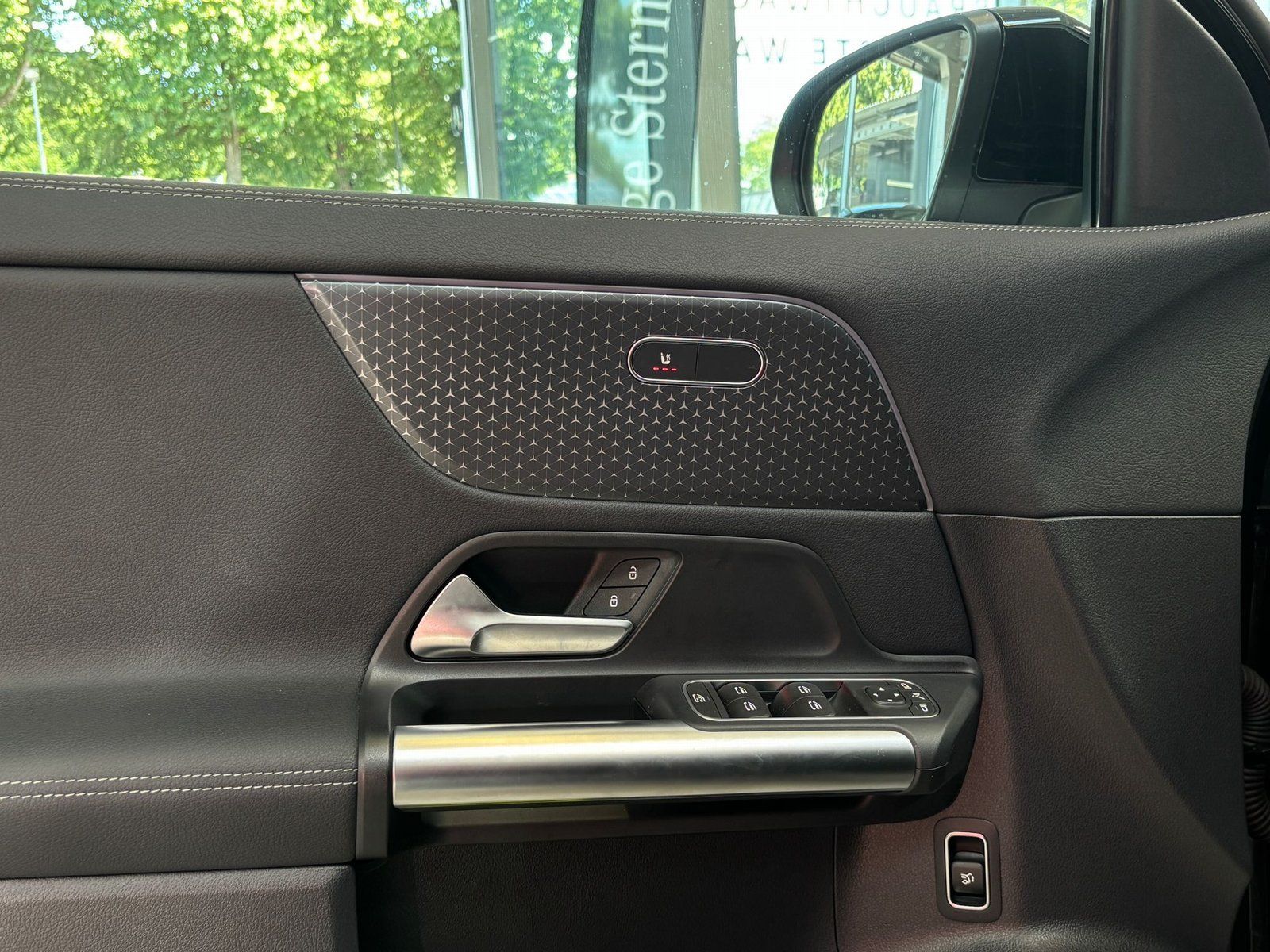 Fahrzeugabbildung Mercedes-Benz EQA 300 4M Progressive KAMERA+LED+TOTW+CARPLAY