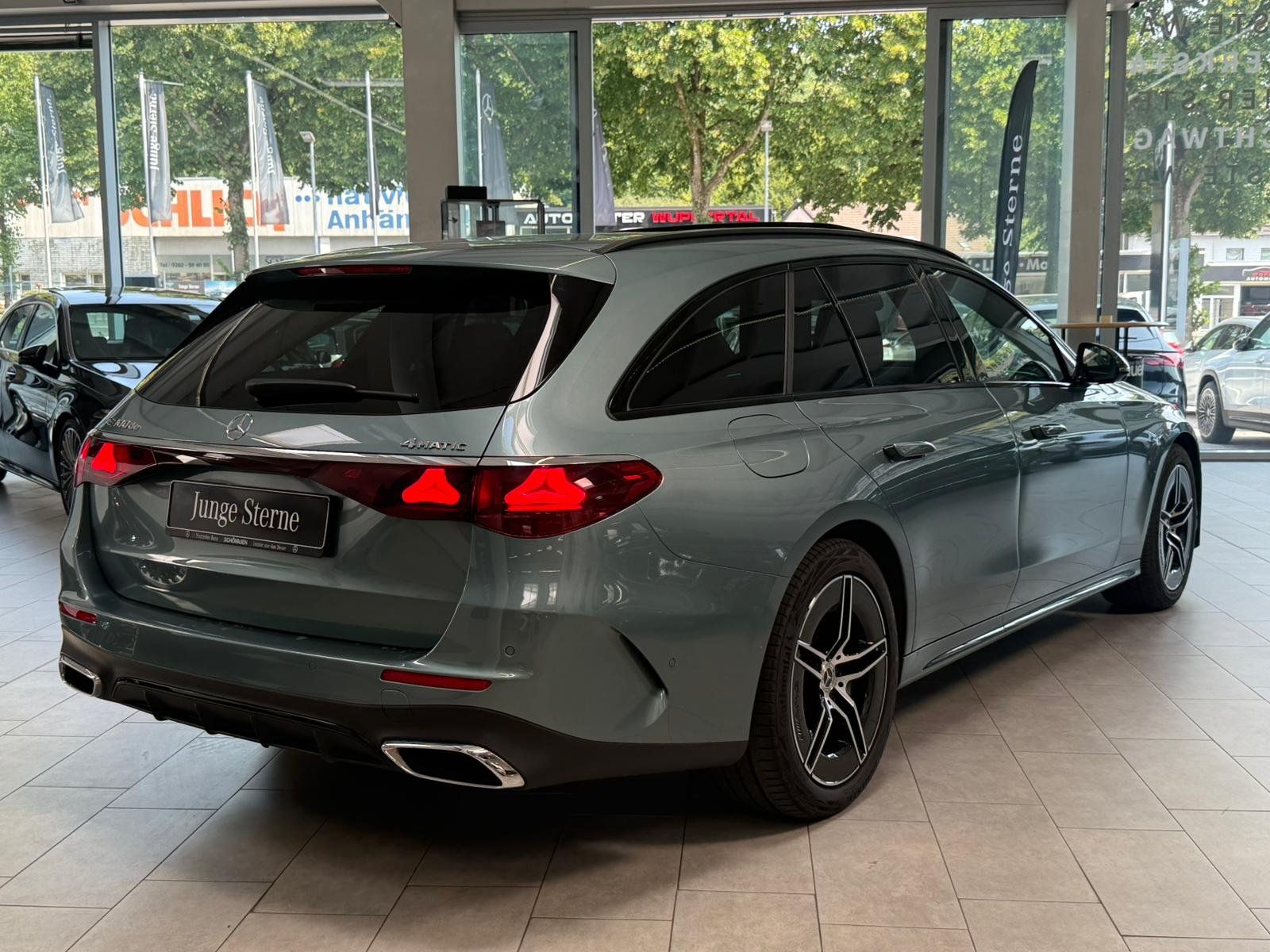 Fahrzeugabbildung Mercedes-Benz E 300 de 4M T AMG+AIRMATIC+PANO+DISTR+HUD+BURM4D