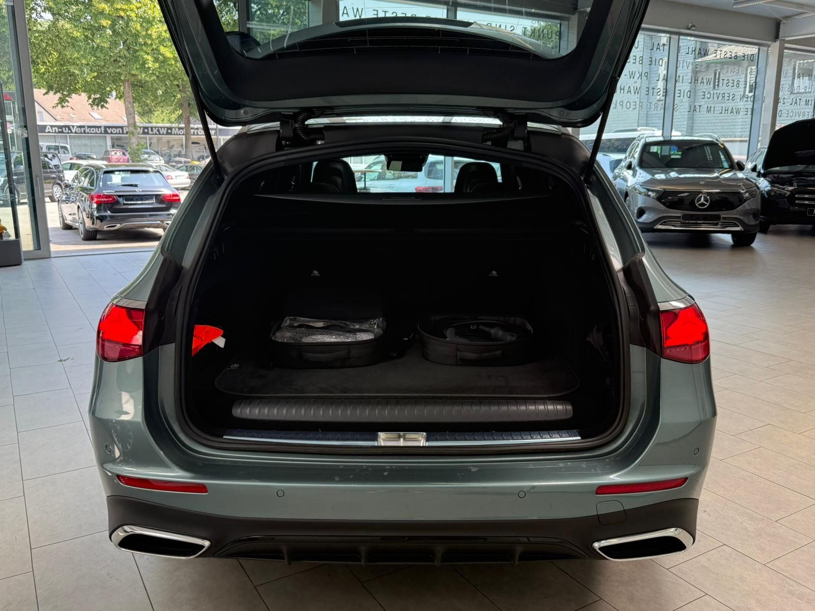 Fahrzeugabbildung Mercedes-Benz E 300 de 4M T AMG+AIRMATIC+PANO+DISTR+HUD+BURM4D