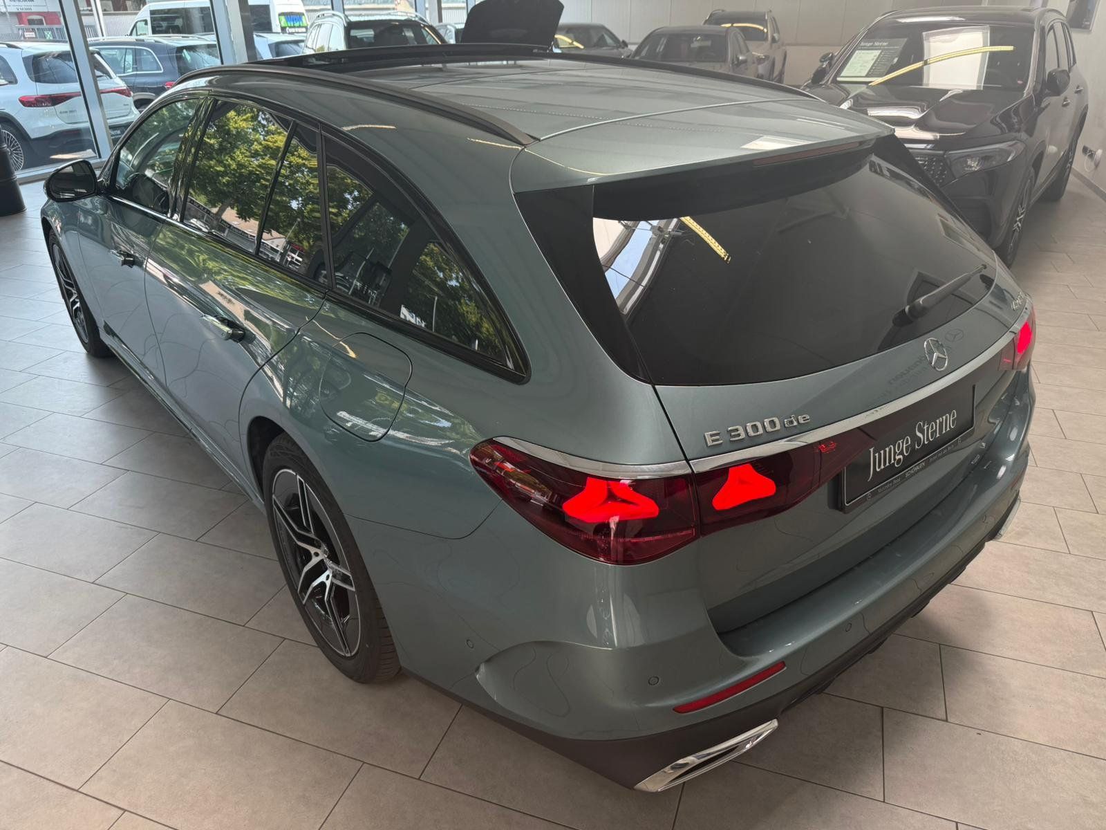 Fahrzeugabbildung Mercedes-Benz E 300 de 4M T AMG+AIRMATIC+PANO+DISTR+HUD+BURM4D