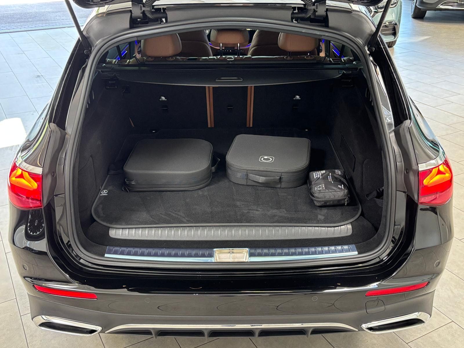 Fahrzeugabbildung Mercedes-Benz E 300 de T AMG LEDER BRAUN+3D+REMOTEP.+SUPERSC.