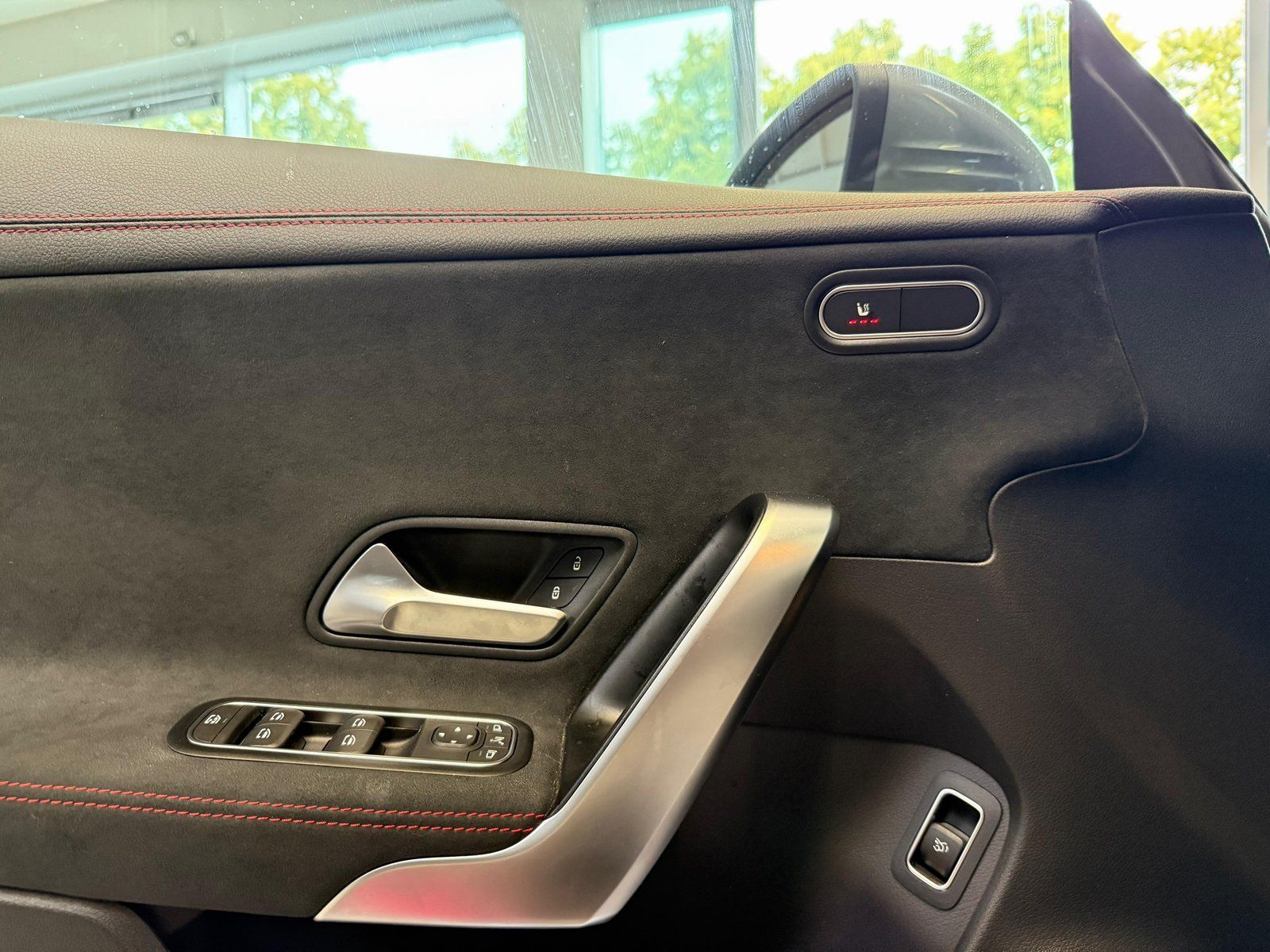 Fahrzeugabbildung Mercedes-Benz CLA 200 AMG PREMIUM+KAMERA+AHK+KEYLESS+LED+TOTW