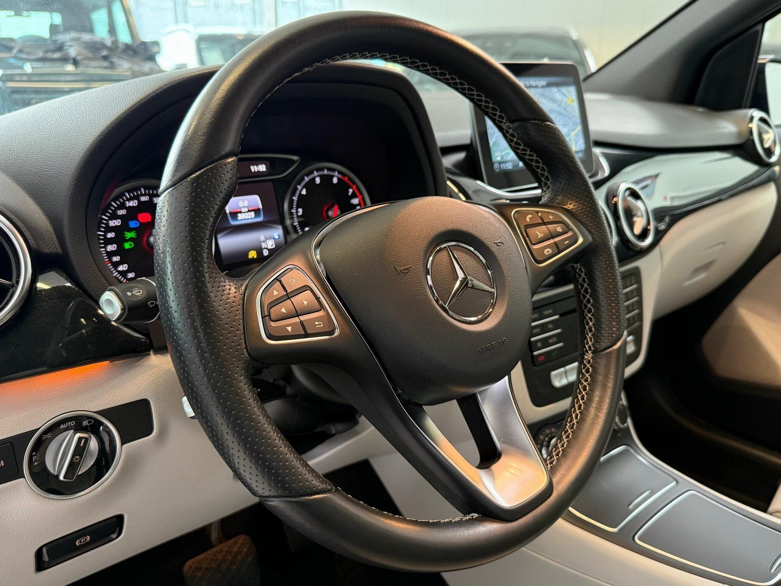 Fahrzeugabbildung Mercedes-Benz B 200 EditionB DISTR+PANO+MEMORY+KAMERA+TOTW+LED