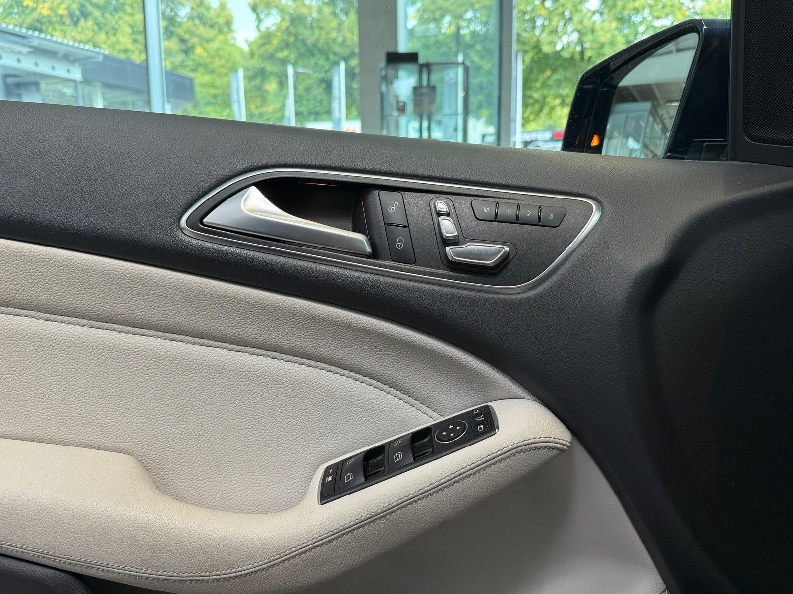 Fahrzeugabbildung Mercedes-Benz B 200 EditionB DISTR+PANO+MEMORY+KAMERA+TOTW+LED