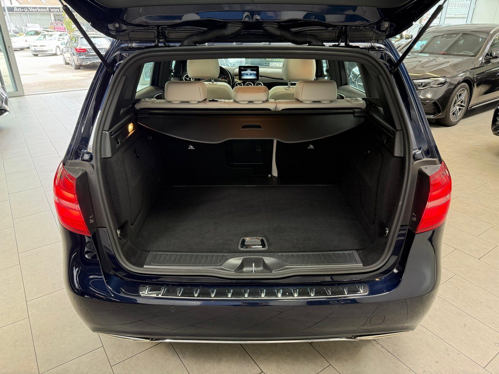 Fahrzeugabbildung Mercedes-Benz B 200 EditionB DISTR+PANO+MEMORY+KAMERA+TOTW+LED