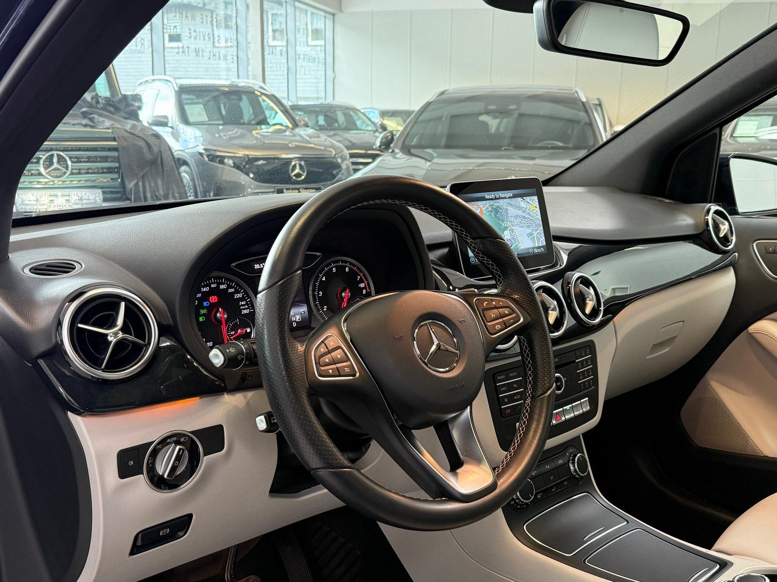 Fahrzeugabbildung Mercedes-Benz B 200 EditionB DISTR+PANO+MEMORY+KAMERA+TOTW+LED