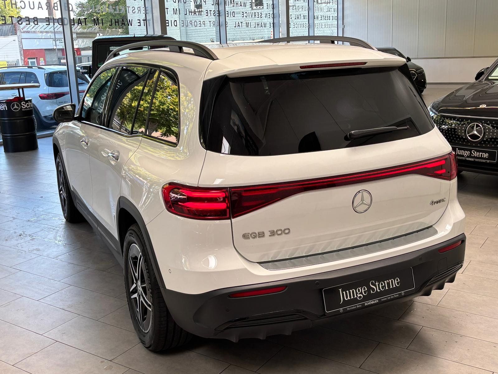 Fahrzeugabbildung Mercedes-Benz EQB 300 4M AMG+DISTR+BURM+HUD+MEMORY+AHK+NIGHT