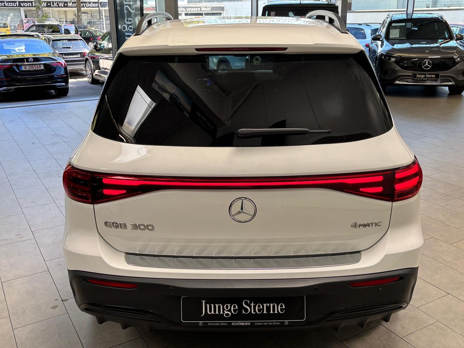 Fahrzeugabbildung Mercedes-Benz EQB 300 4M AMG+DISTR+BURM+HUD+MEMORY+AHK+NIGHT