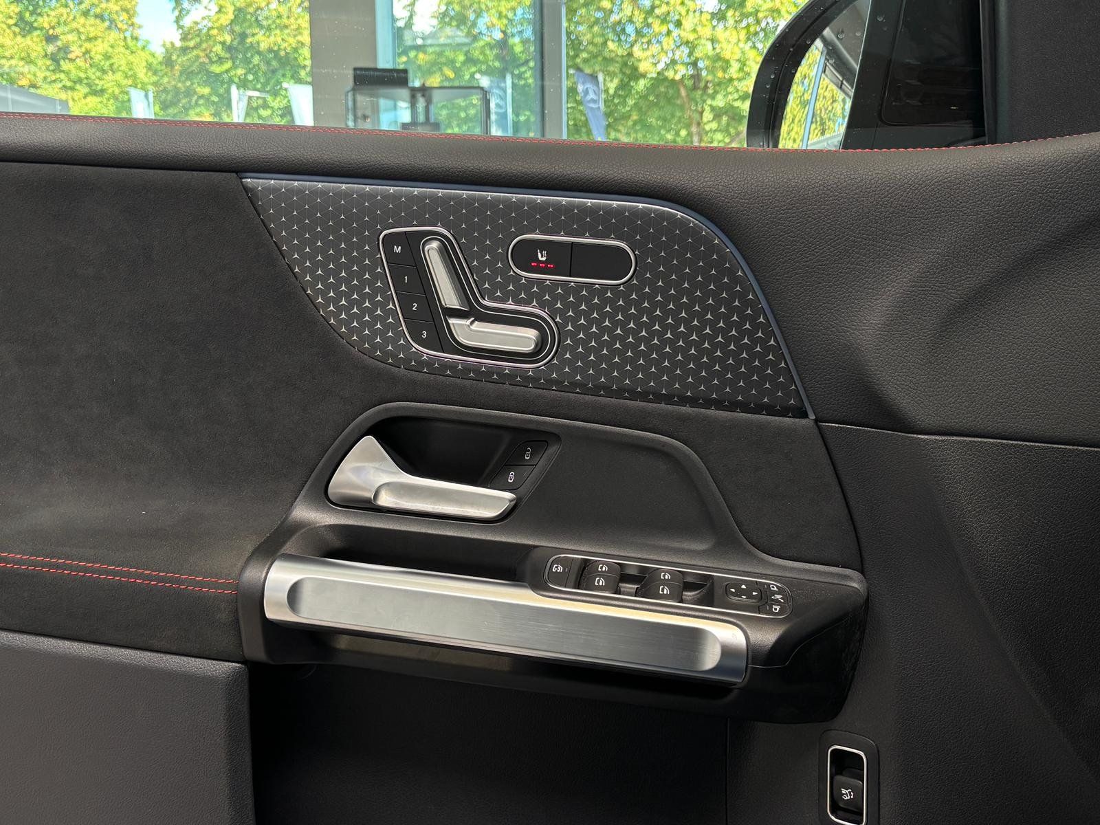 Fahrzeugabbildung Mercedes-Benz EQB 300 4M AMG+DISTR+BURM+HUD+MEMORY+AHK+NIGHT