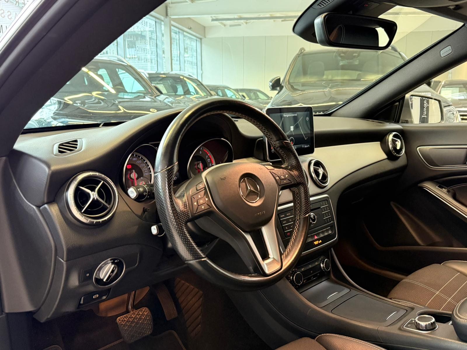 Fahrzeugabbildung Mercedes-Benz CLA 180 SB Urban KAMERA+AHK+NAVI+THERMATIC+PTS