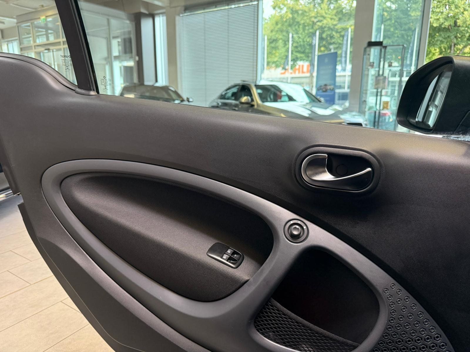 Fahrzeugabbildung Smart EQ pulse PANO+LED+CARPLAY+KLIMA+SITZHZ+DAB+16"