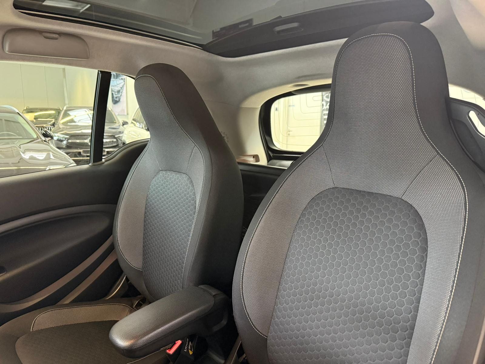 Fahrzeugabbildung Smart EQ pulse PANO+LED+CARPLAY+KLIMA+SITZHZ+DAB+16"