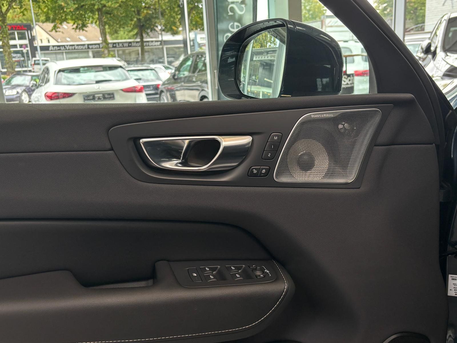Fahrzeugabbildung Volvo XC 60 T6 AWD PANO+STDHZ+HUD+AHK+B&W+MEMORY+360°