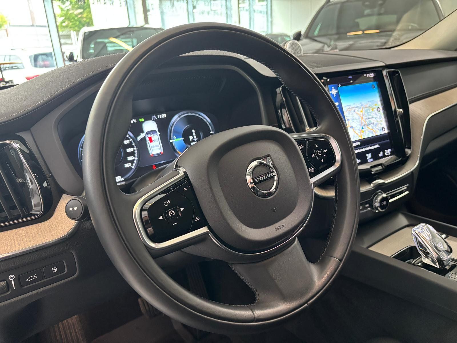 Fahrzeugabbildung Volvo XC 60 T6 AWD PANO+STDHZ+HUD+AHK+B&W+MEMORY+360°