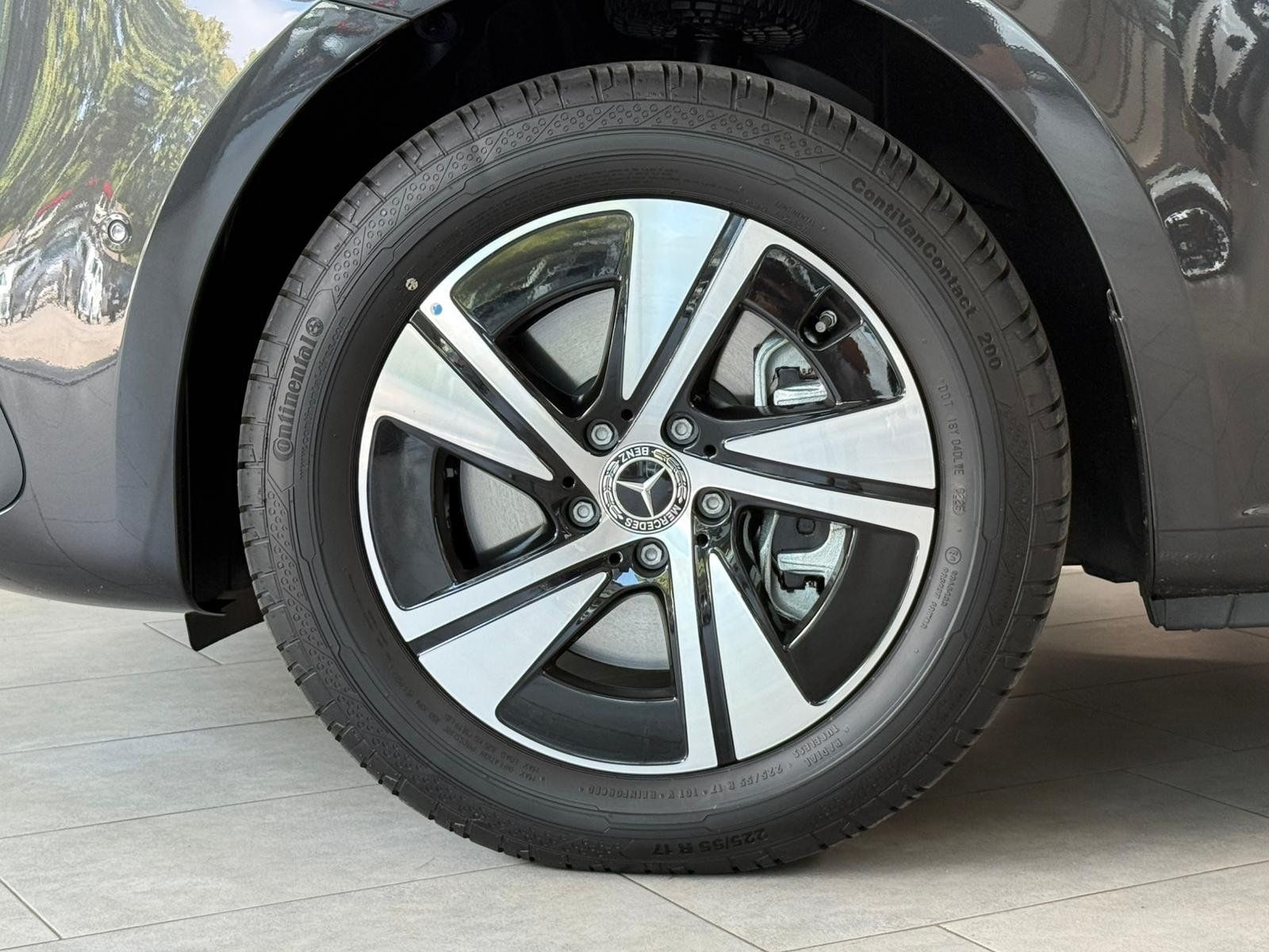 Fahrzeugabbildung Mercedes-Benz V 220 d Lang AHK+LADERAUMUNTERT.+FACELIFT