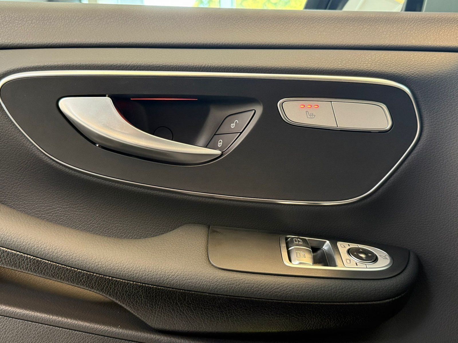 Fahrzeugabbildung Mercedes-Benz V 220 d STYLE Lang MULTIBEAM+AHK+EASYPACK+E-TÜR