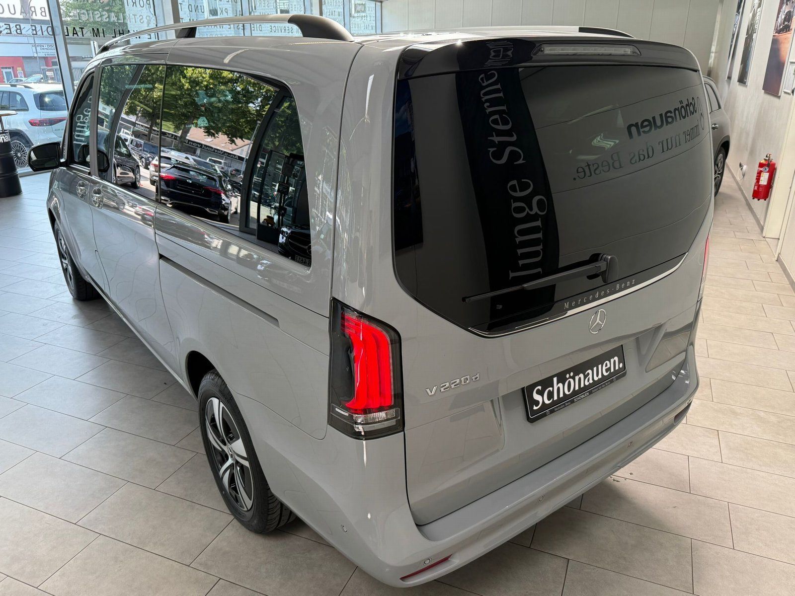Fahrzeugabbildung Mercedes-Benz V 220 d STYLE Lang MULTIBEAM+AHK+EASYPACK+E-TÜR