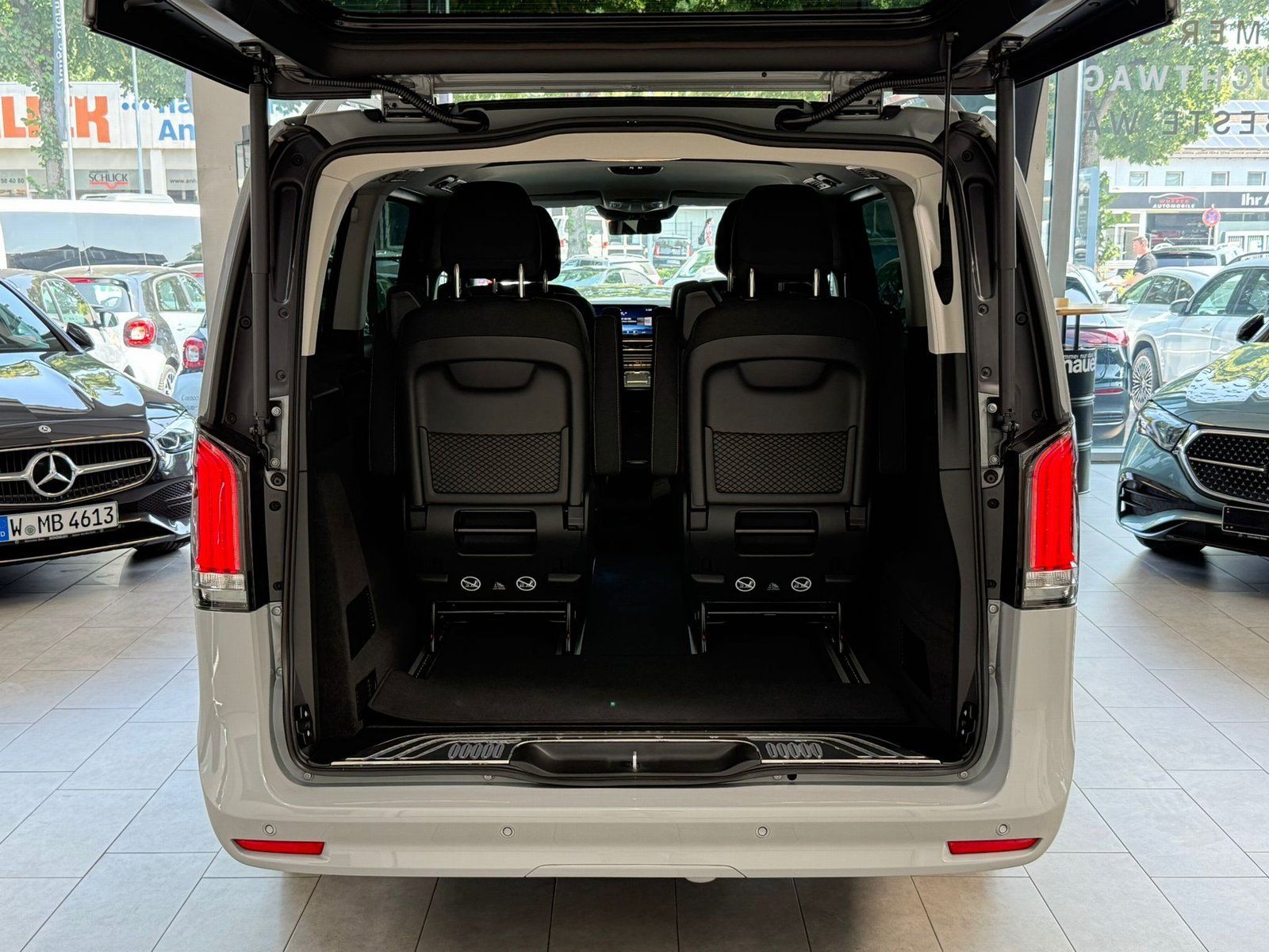 Fahrzeugabbildung Mercedes-Benz V 220 d STYLE Lang MULTIBEAM+AHK+EASYPACK+E-TÜR