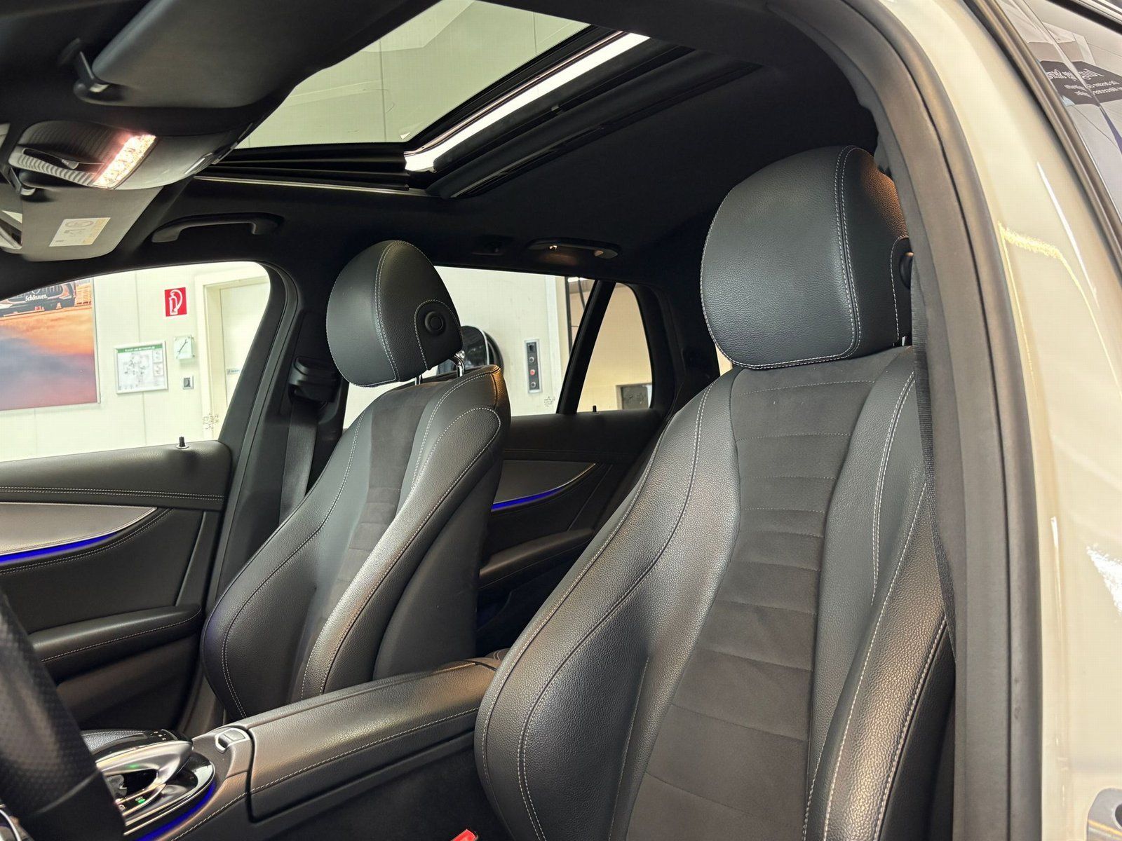 Fahrzeugabbildung Mercedes-Benz E 220 d 4M T AMG+DISTR+COMAND+STDZ+AHK+NIGHT+360