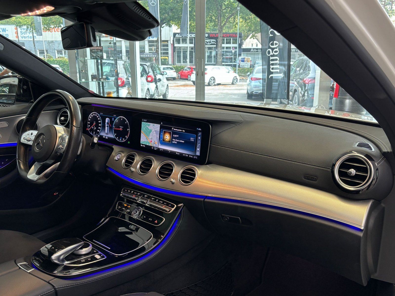 Fahrzeugabbildung Mercedes-Benz E 220 d 4M T AMG+DISTR+COMAND+STDZ+AHK+NIGHT+360