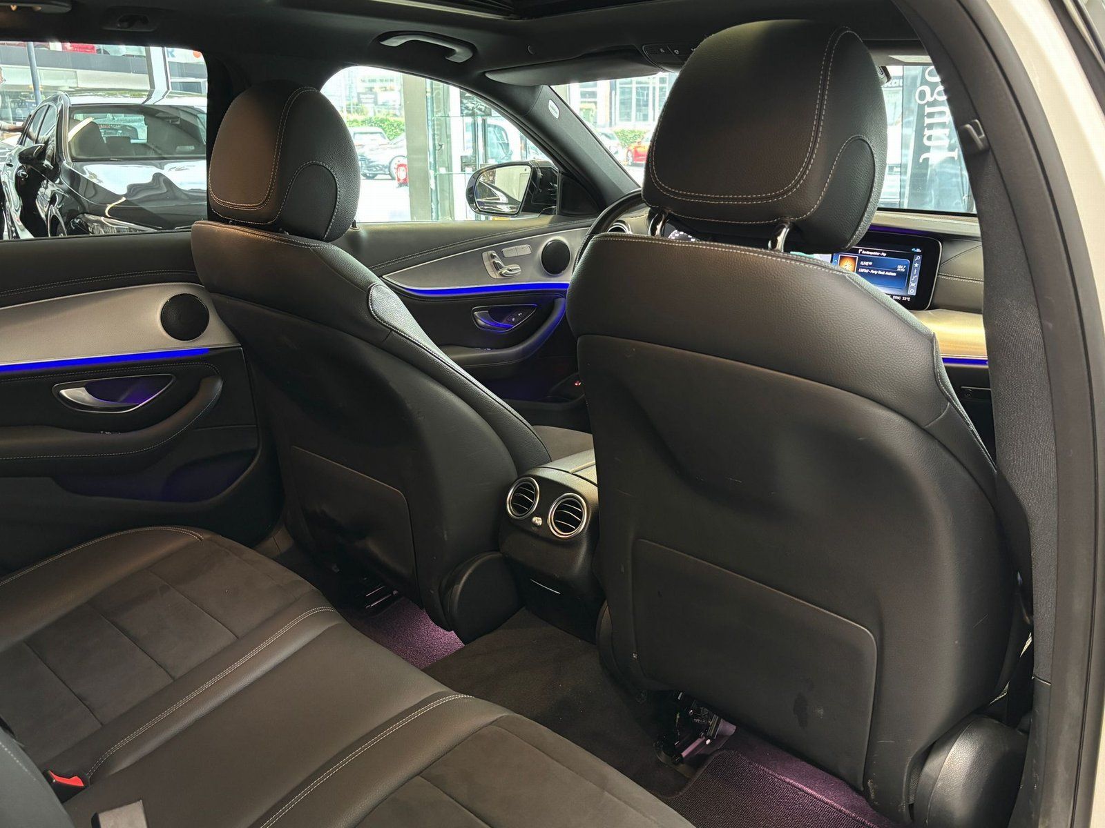 Fahrzeugabbildung Mercedes-Benz E 220 d 4M T AMG+DISTR+COMAND+STDZ+AHK+NIGHT+360