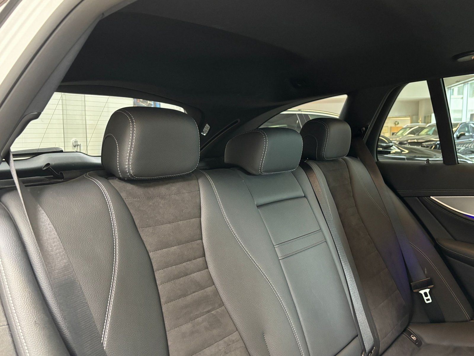 Fahrzeugabbildung Mercedes-Benz E 220 d 4M T AMG+DISTR+COMAND+STDZ+AHK+NIGHT+360