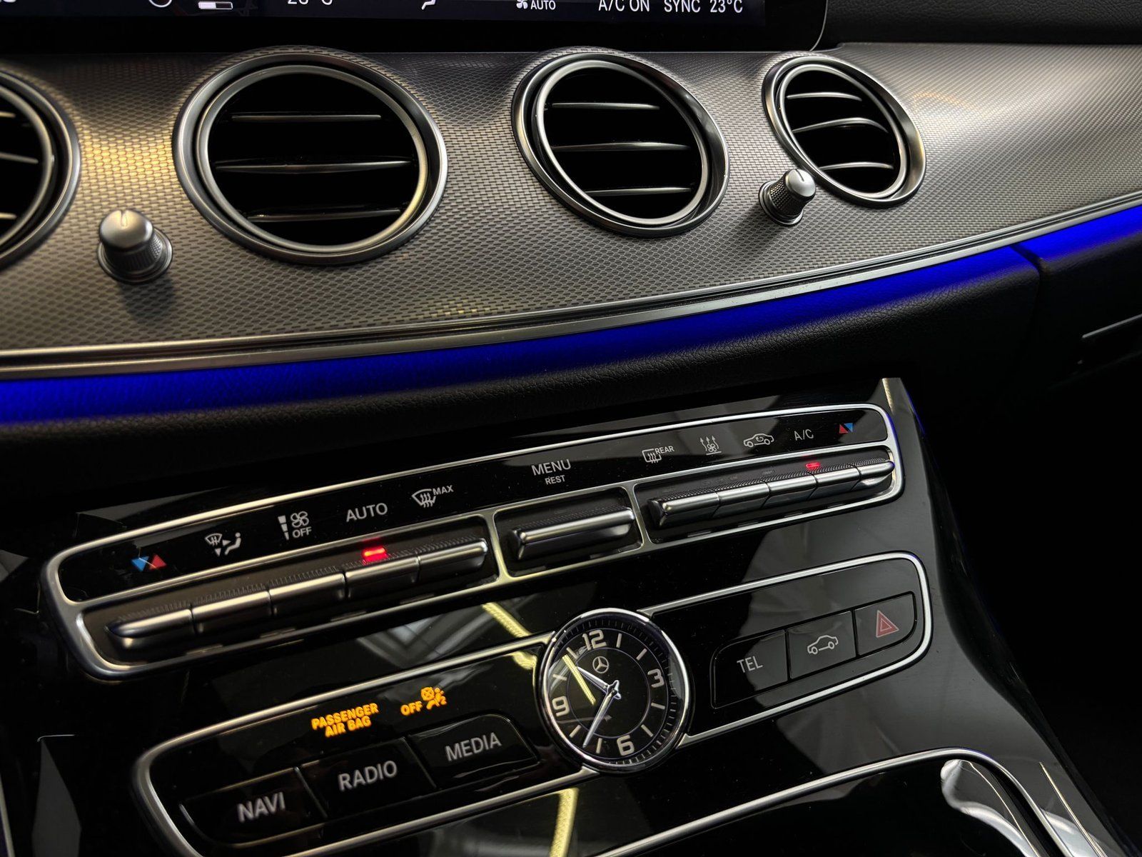 Fahrzeugabbildung Mercedes-Benz E 220 d 4M T AMG+DISTR+COMAND+STDZ+AHK+NIGHT+360