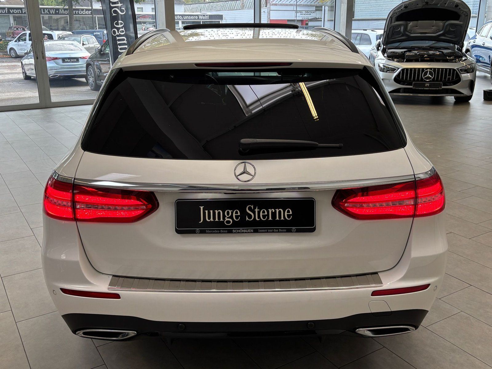 Fahrzeugabbildung Mercedes-Benz E 220 d 4M T AMG+DISTR+COMAND+STDZ+AHK+NIGHT+360