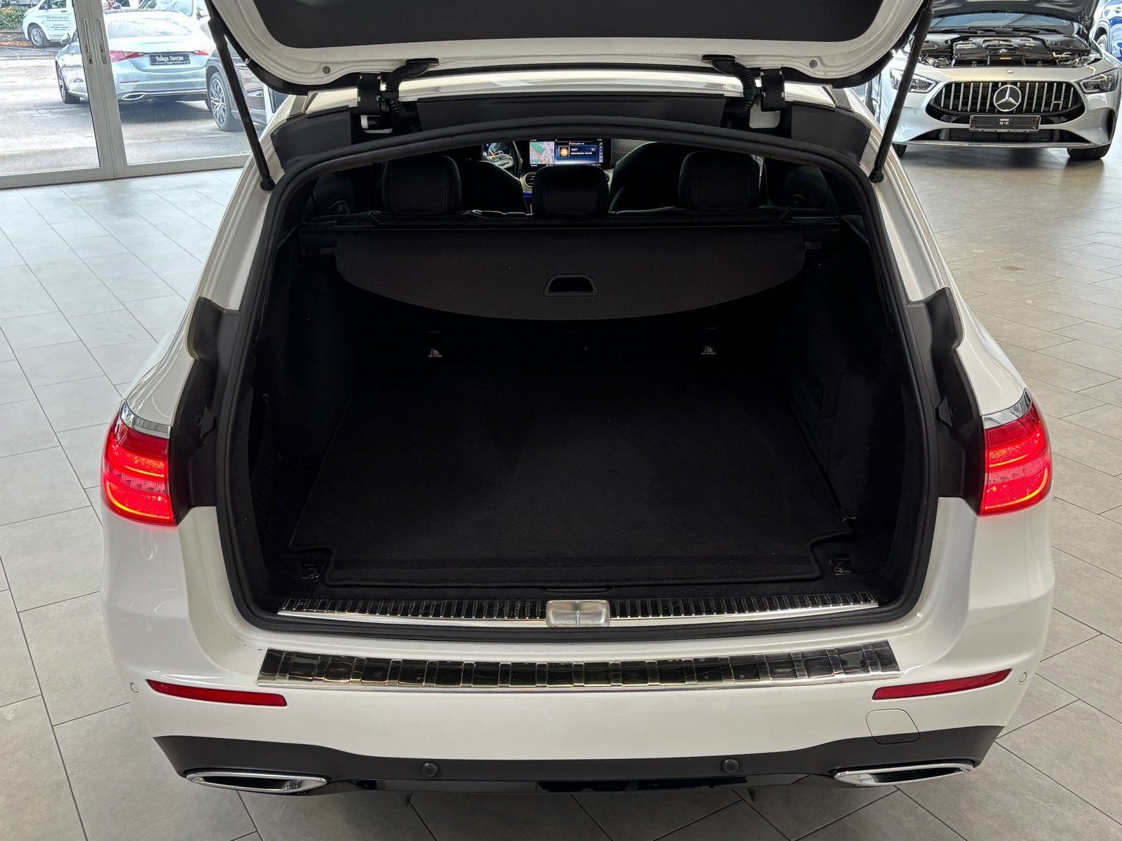 Fahrzeugabbildung Mercedes-Benz E 220 d 4M T AMG+DISTR+COMAND+STDZ+AHK+NIGHT+360