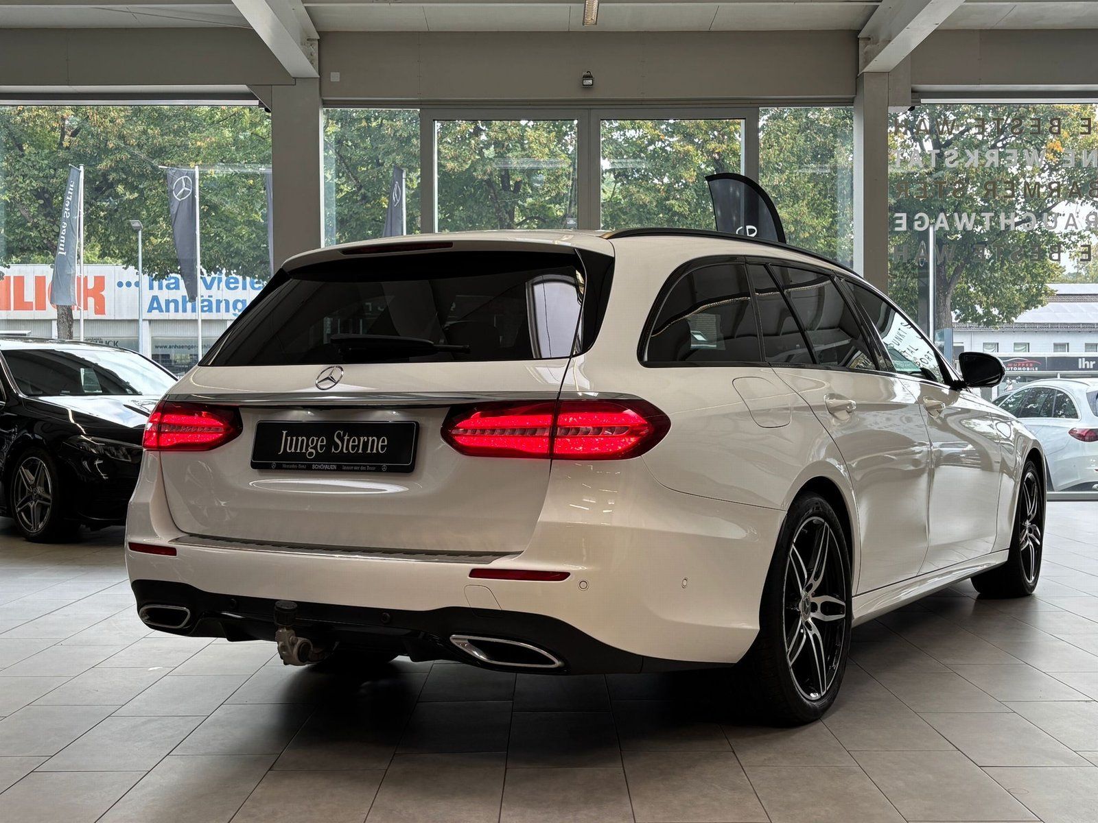Fahrzeugabbildung Mercedes-Benz E 220 d 4M T AMG+DISTR+COMAND+STDZ+AHK+NIGHT+360