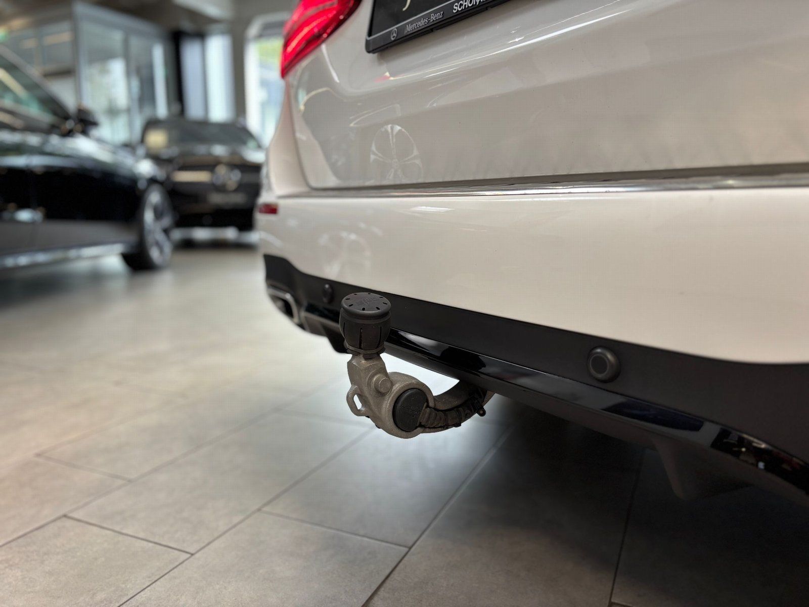 Fahrzeugabbildung Mercedes-Benz E 220 d 4M T AMG+DISTR+COMAND+STDZ+AHK+NIGHT+360