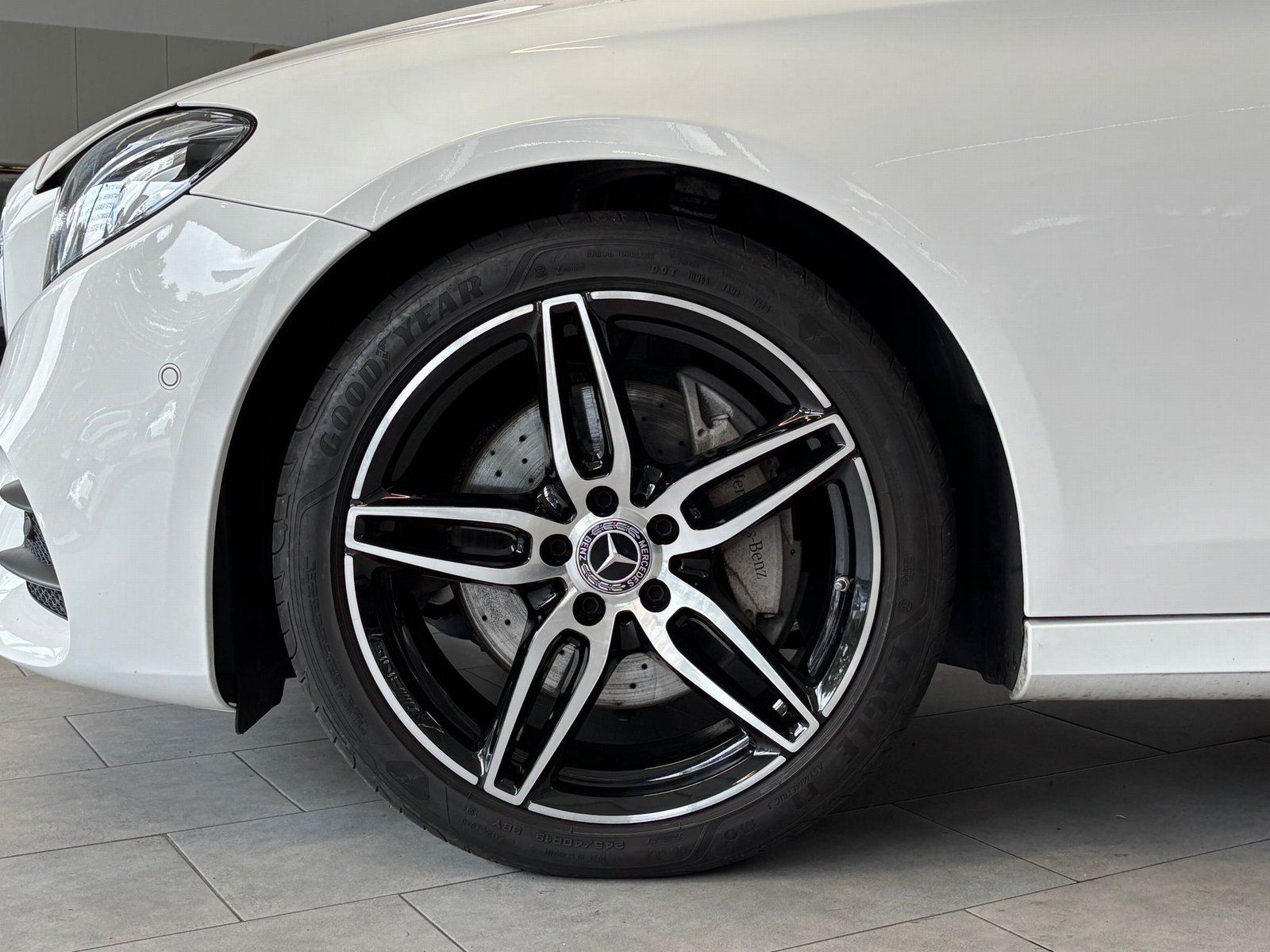 Fahrzeugabbildung Mercedes-Benz E 220 d 4M T AMG+DISTR+COMAND+STDZ+AHK+NIGHT+360