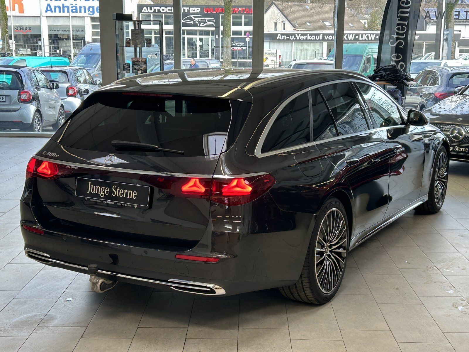 Fahrzeugabbildung Mercedes-Benz E 300e T AMG PANO+DISTR.+HUD+MEMORY+DIGITAL+AHK