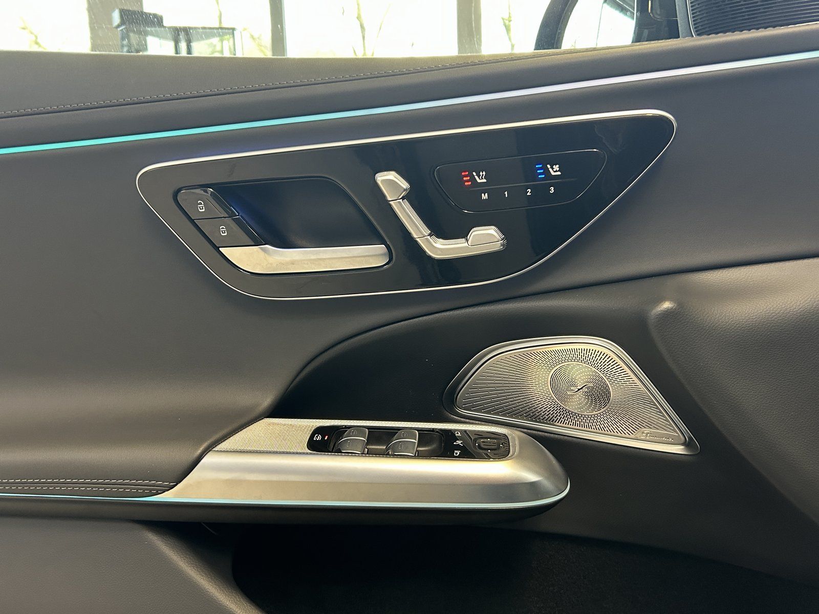 Fahrzeugabbildung Mercedes-Benz E 300e T AMG PANO+DISTR.+HUD+MEMORY+DIGITAL+AHK