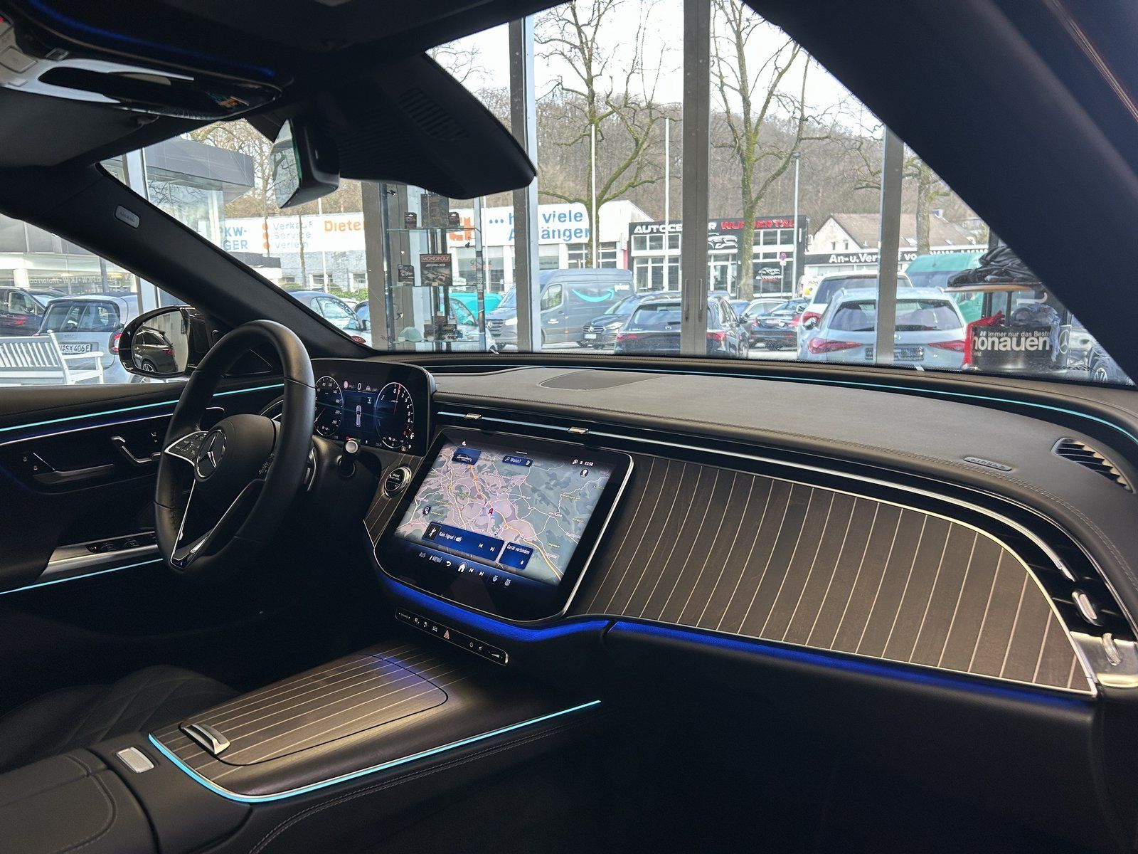 Fahrzeugabbildung Mercedes-Benz E 300e T AMG PANO+DISTR.+HUD+MEMORY+DIGITAL+AHK