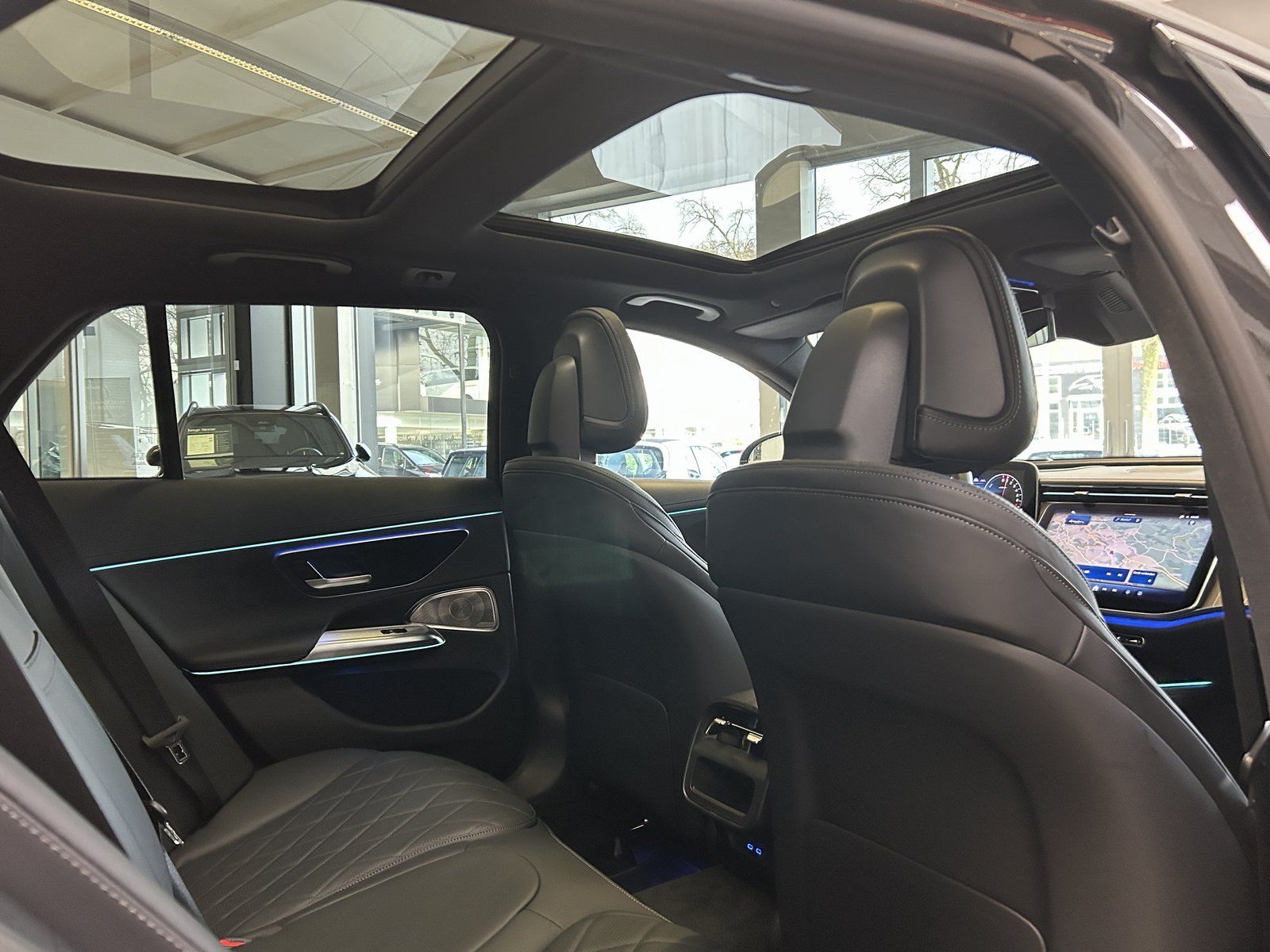 Fahrzeugabbildung Mercedes-Benz E 300e T AMG PANO+DISTR.+HUD+MEMORY+DIGITAL+AHK
