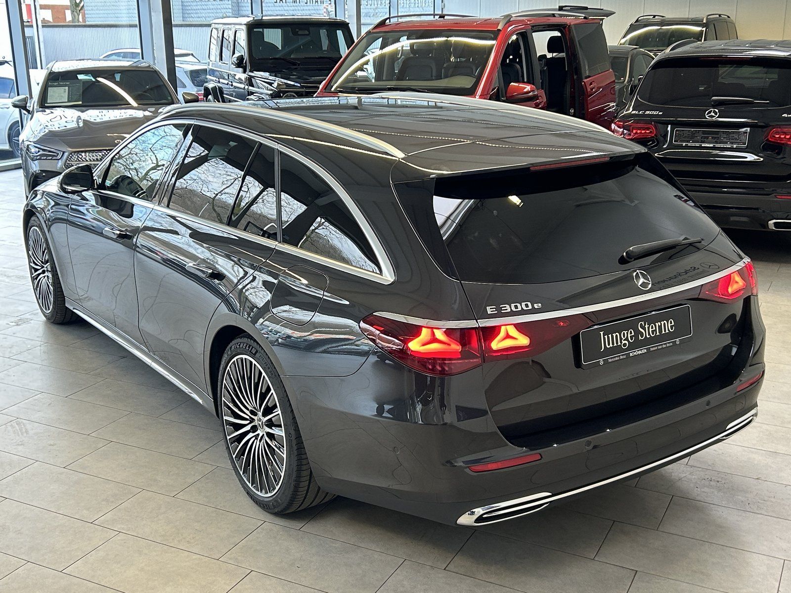 Fahrzeugabbildung Mercedes-Benz E 300e T AMG PANO+DISTR.+HUD+MEMORY+DIGITAL+AHK