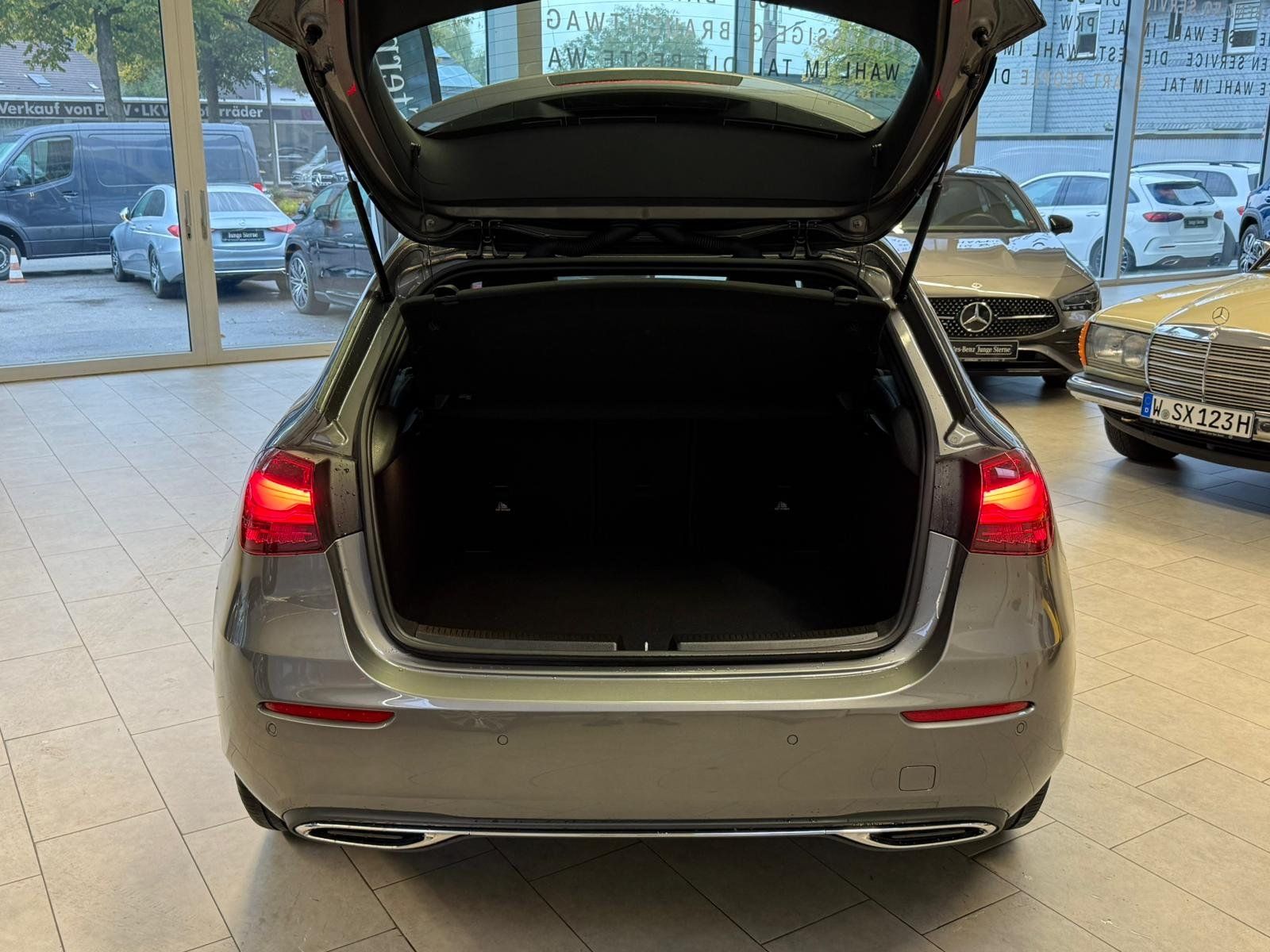 Fahrzeugabbildung Mercedes-Benz A 180 Kompaktlimousine PROGRESSIVE ADV.+VOLLDIGI